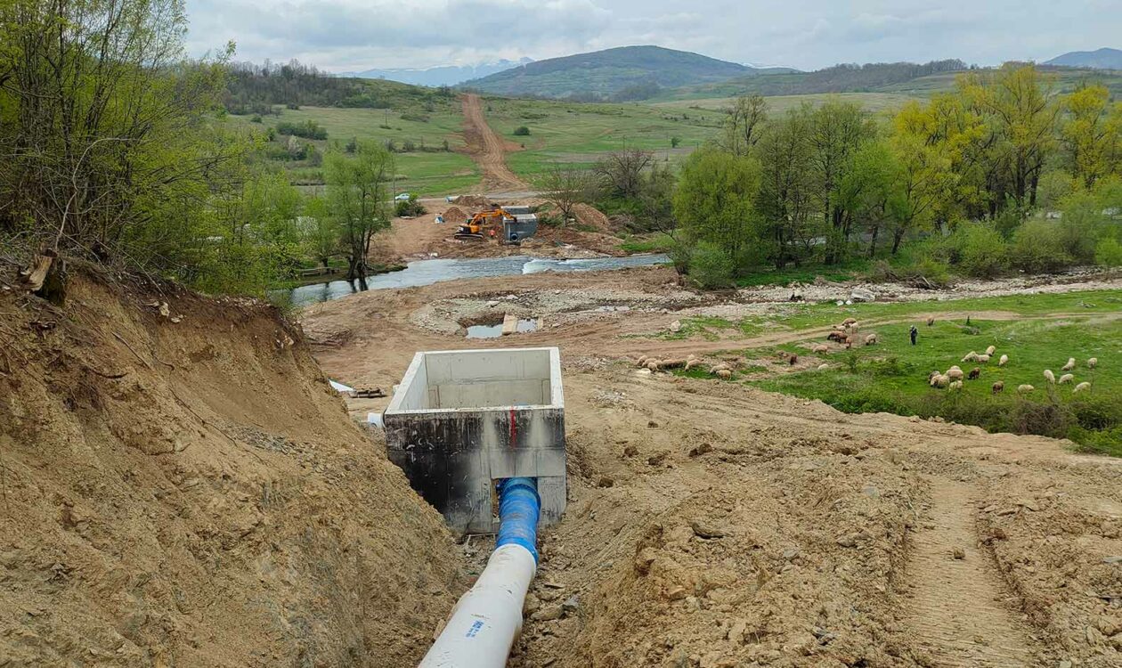 България разполага с естествени повърхностни и подземни водни ресурси