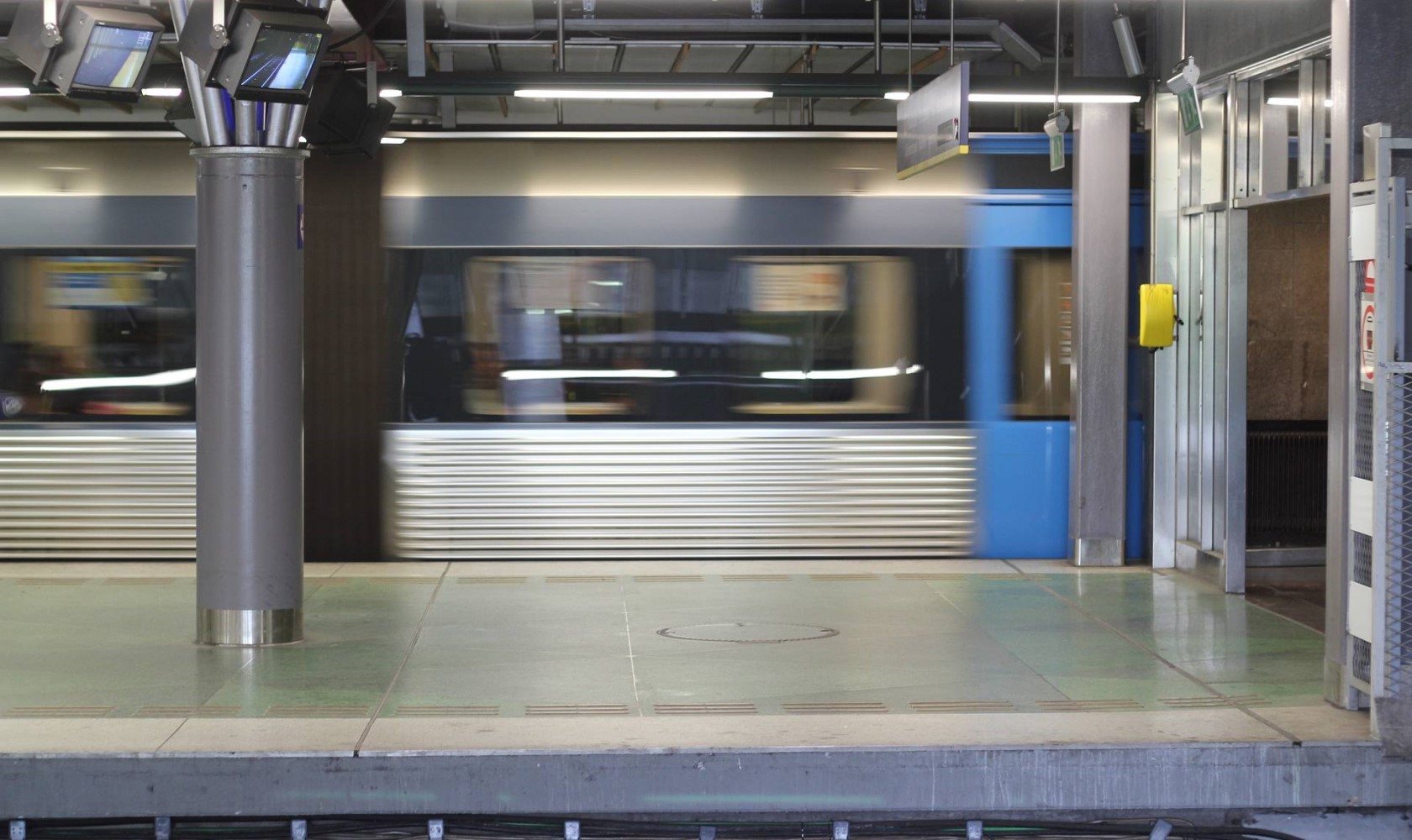 Subway coming in on station