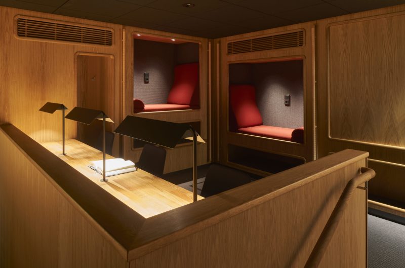 A dark tranquil study space with students in Ekonomikum at Uppsala University