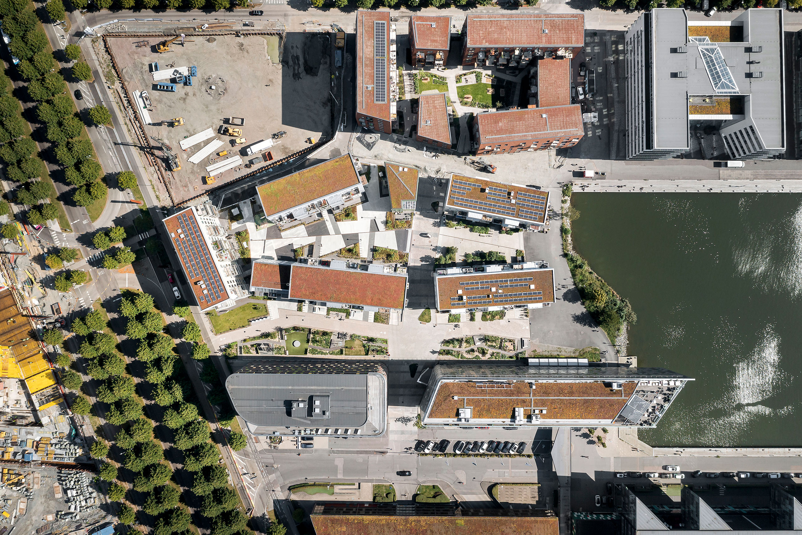 Flightview over a housing area and water