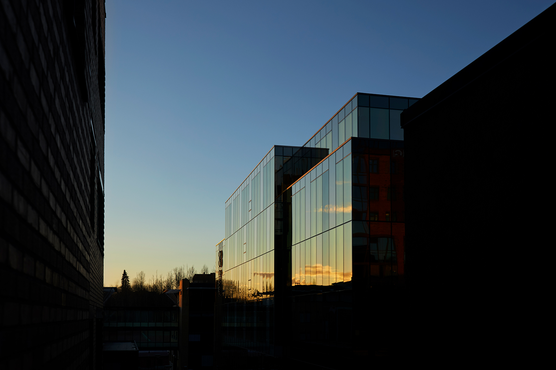 Silhouette of officebuilding with glass facade.