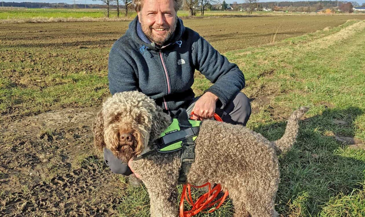 Anton, detection dog, and Patrick Leopold, animal ecologist and environmental consultant at Sweco.