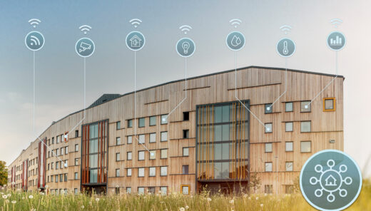 Träbyggnad med olika grafiska element för installationer