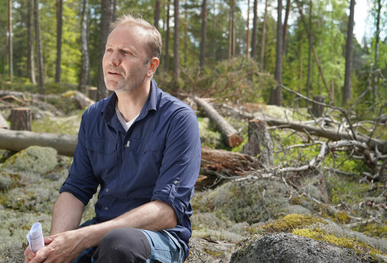 Karl Ingvarson framför döda träd