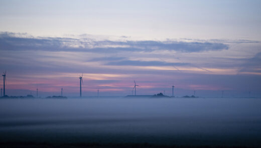 Duurzame energie, windmolens in mistig gebied