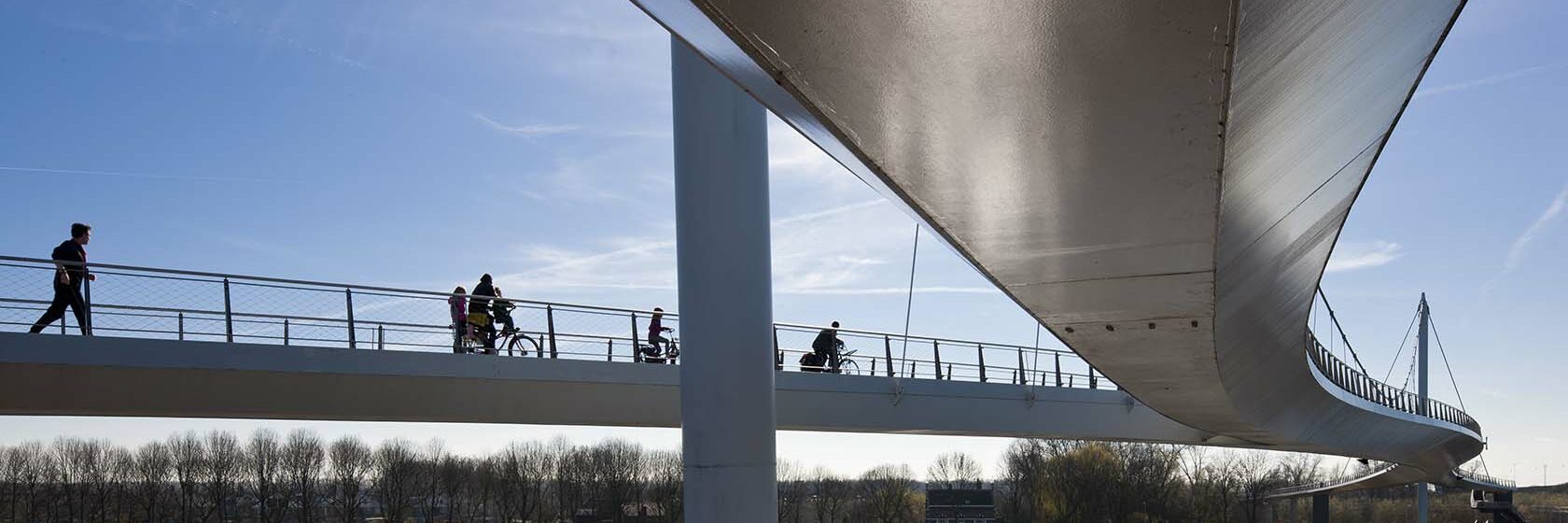 De Nescio brug overspant het Amsterdam-Rijnkanaal en verbindt Amsterdam en Diemen met IJburg