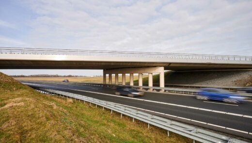 Weg, berm en viaduct Haak om Leeuwarden